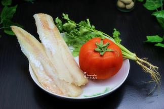 准备食材，狭鳕鱼条解冻、番茄、香菜、生姜、香葱等；