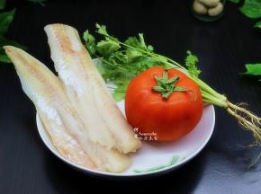 准备食材，狭鳕鱼条解冻、番茄、香菜、生姜、香葱等；