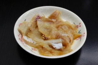 室温解冻的狭鳕鱼洗净，切薄片，放油、盐、胡椒粉、生抽、生粉拌均；