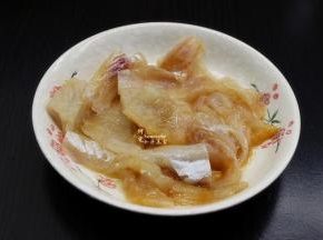 室温解冻的狭鳕鱼洗净，切薄片，放油、盐、胡椒粉、生抽、生粉拌均；