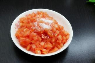 番茄洗净、去皮，切粒，放白砂糖腌制；番茄要去皮，不仅口感好，还容易煮软。