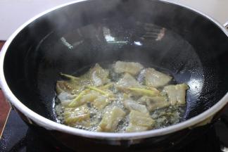 热锅，倒油，倒入狭鳕鱼片、生姜，爆炒八成熟起锅；