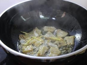 热锅，倒油，倒入狭鳕鱼片、生姜，爆炒八成熟起锅；