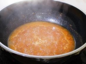加2碗水，白砂糖、熬成番茄浓汤；
