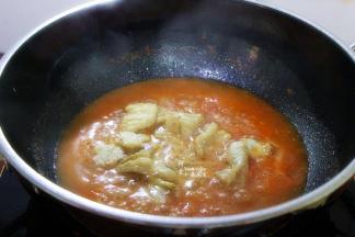 把炒好的狭鳕鱼片倒入锅里，改为大火，生粉勾芡；