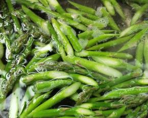 水烧开，加少许盐，倒入芦笋焯烫。