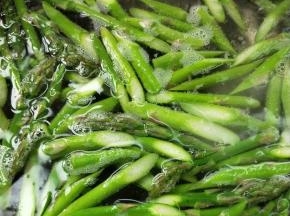 水烧开，加少许盐，倒入芦笋焯烫。