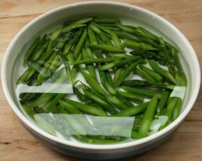 捞出浸泡凉水中，炒前沥干。