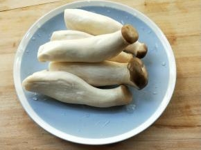 杏鲍菇洗净。