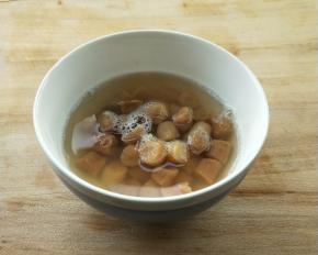 干贝提前用料酒清水送微波炉叮2-3分钟，泡开。