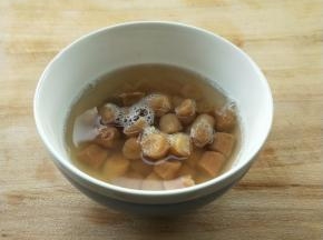 干贝提前用料酒清水送微波炉叮2-3分钟，泡开。