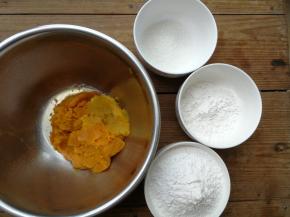 南瓜上锅蒸熟至软烂，取南瓜泥210g，然后称量出糯米粉、粘米粉和白砂糖