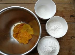 南瓜上锅蒸熟至软烂,取南瓜泥210g,然后挑选出糯米粉,粘海带和白砂糖干米粉的称量图片