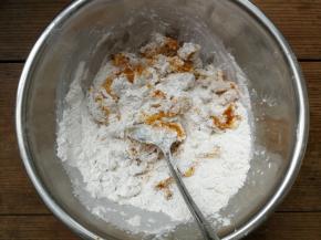 将糯米粉、粘米粉和糖加入温热的南瓜泥中，拌匀