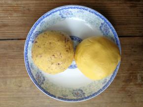 因为我想做两个口味，所以取一半的面团加入泡软切碎的蔓越莓干和成蔓越莓面团