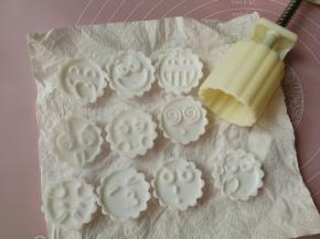 如意坊的表情包月饼模具清洗干净后，用厨房纸巾吸干水份晾干备用