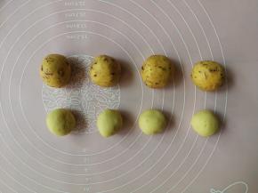 先制作蔓越莓面团包原味豆沙的南瓜饼，将蔓越莓面团分成30g一个的小剂子搓圆备用，再取原味绿豆沙20g一个搓圆备用