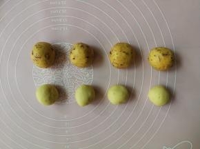 先制作蔓越莓面团包原味豆沙的南瓜饼，将蔓越莓面团分成30g一个的小剂子搓圆备用，再取原味绿豆沙20g一个搓圆备用