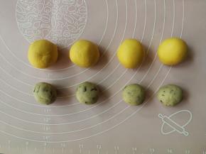 原味的面团和蔓越莓绿豆沙同样搓圆备用