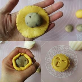 按照一样的方法包好豆沙，装入饼模印出表情花纹