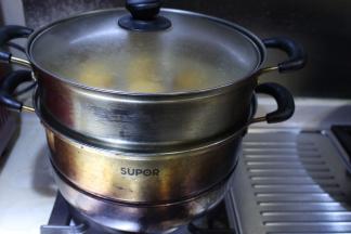 燃气灶开大火，冷水上锅蒸20分钟左右即可