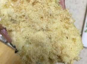 再沾满足够多的肉松