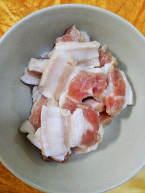 把五花肉切好！我不喜欢太薄。没口感