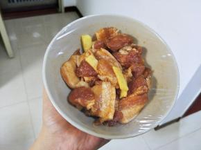 用保鲜膜包起来放冰箱冷藏。我是冷藏了一晚上，更入味哦