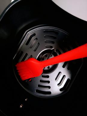 空气炸锅预热5分钟，刷一层油