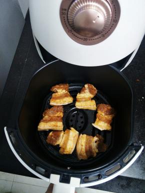 放入腌制好的五花肉