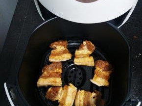放入腌制好的五花肉
