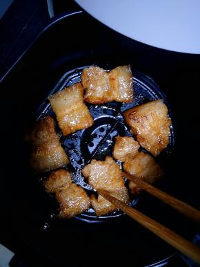 中途把五花肉翻面