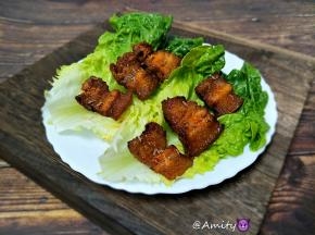 盘子放生菜。把五花肉放上去撒上辣椒粉孜然粒就搞定了