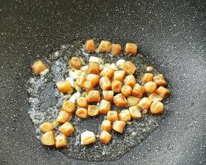 起油锅，放姜末，倒入干贝。