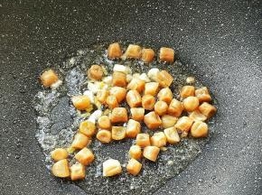 起油锅，放姜末，倒入干贝。