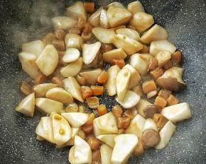 一勺料酒，小火慢慢煸出杏鲍菇的水分。