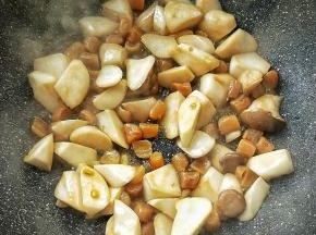 一勺料酒，小火慢慢煸出杏鲍菇的水分。