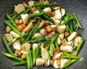 适量鸡汁，白糖调味，翻炒均匀，关火。