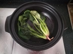 菠菜先焯水。这样能取出草酸。