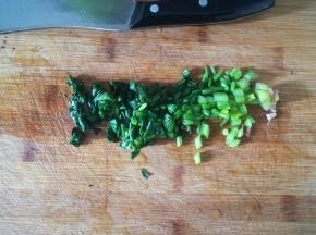 焯好水的菠菜切成细段。