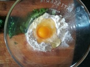 面粉内打入鸡蛋，搅拌均匀。