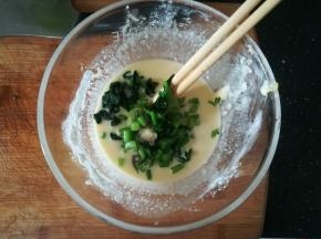 加入切好的菠菜末，搅拌