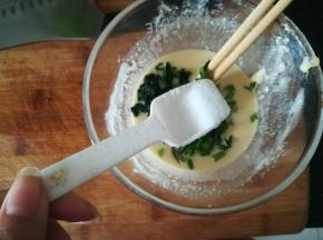 加入食盐和适量的清水。让面糊能顺畅的流动。