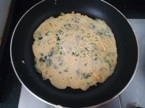 底部凝固了，我们就翻面。两面金黄就可以了出锅了。