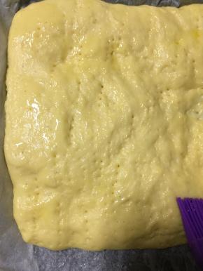 发酵好后刷上玉米油