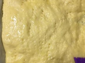 发酵好后刷上玉米油