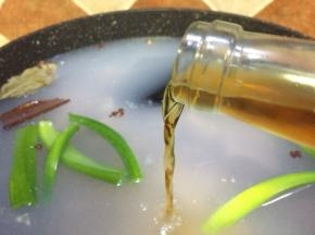 加入一勺料酒