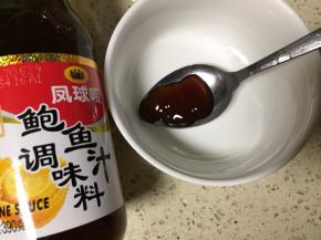 取碗加入一勺鲍鱼汁