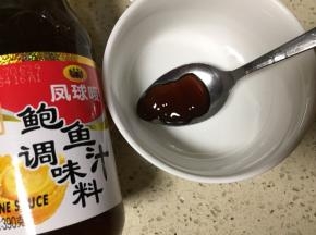 取碗加入一勺鲍鱼汁
