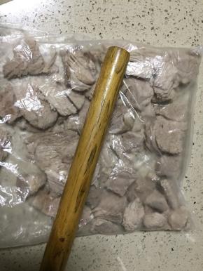 放入保鲜袋用擀面杖碾压，让肉疏松